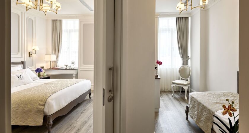 Mirrors Hotel