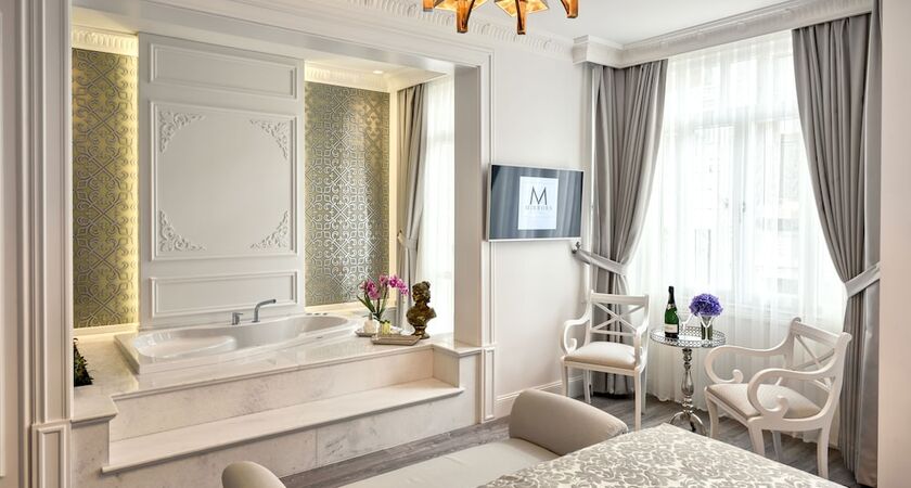 Mirrors Hotel