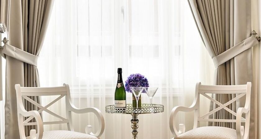 Mirrors Hotel