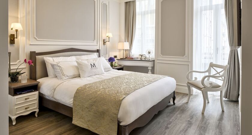 Mirrors Hotel