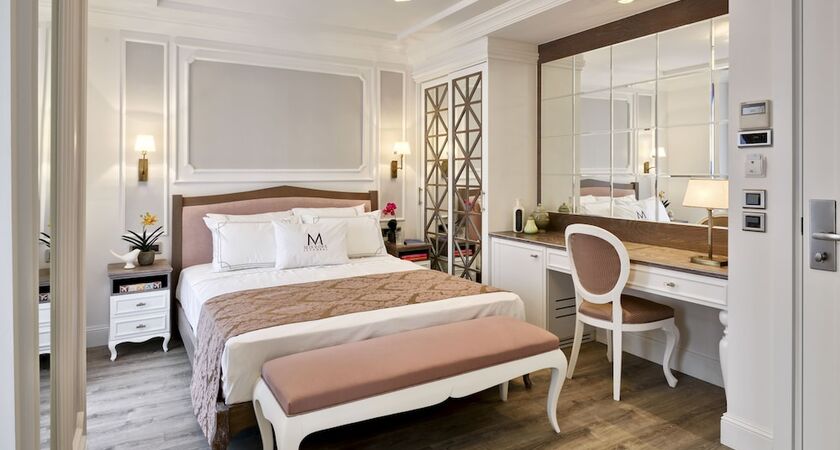 Mirrors Hotel