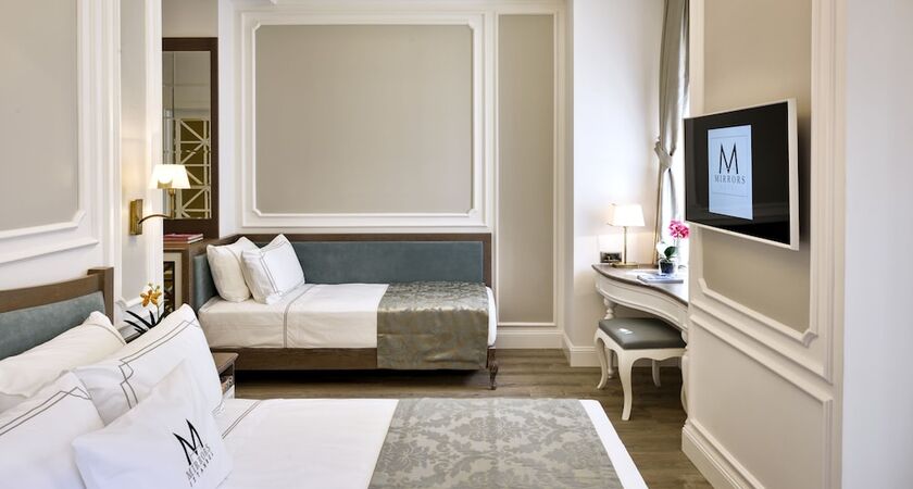 Mirrors Hotel