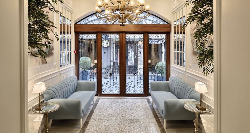 Mirrors Hotel