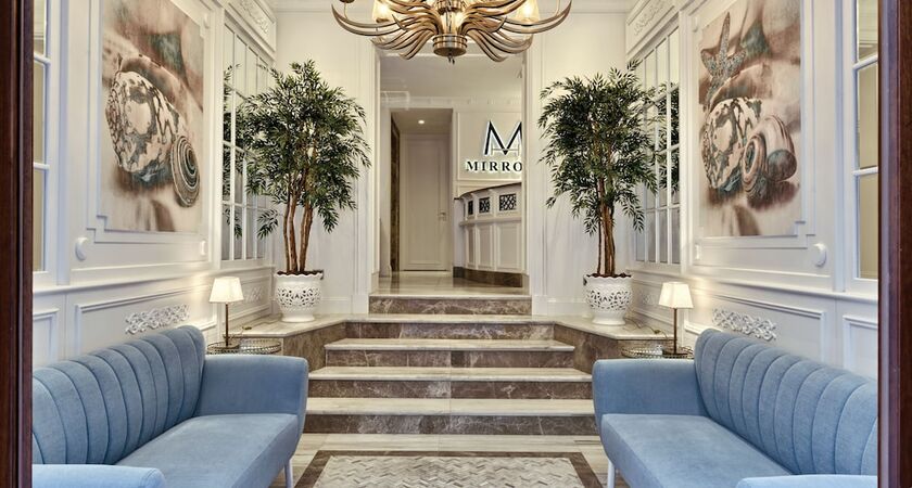 Mirrors Hotel
