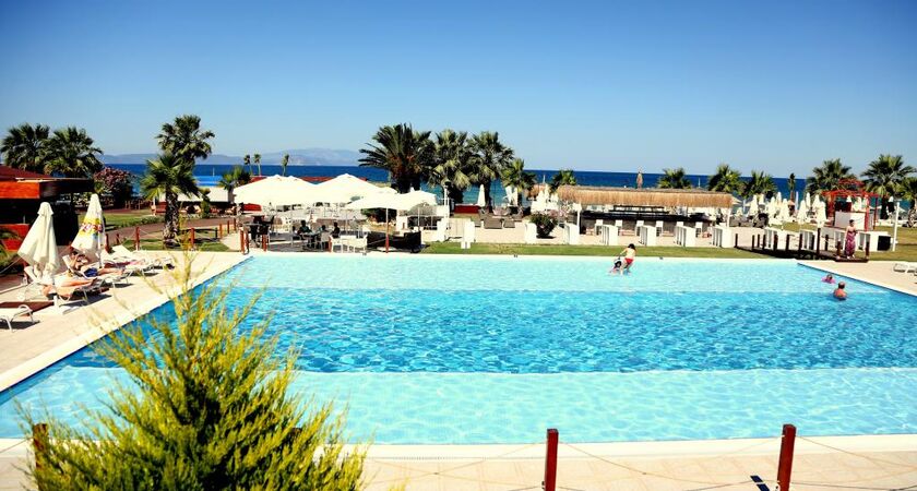 Risus Aqua Beach Resort Hotel