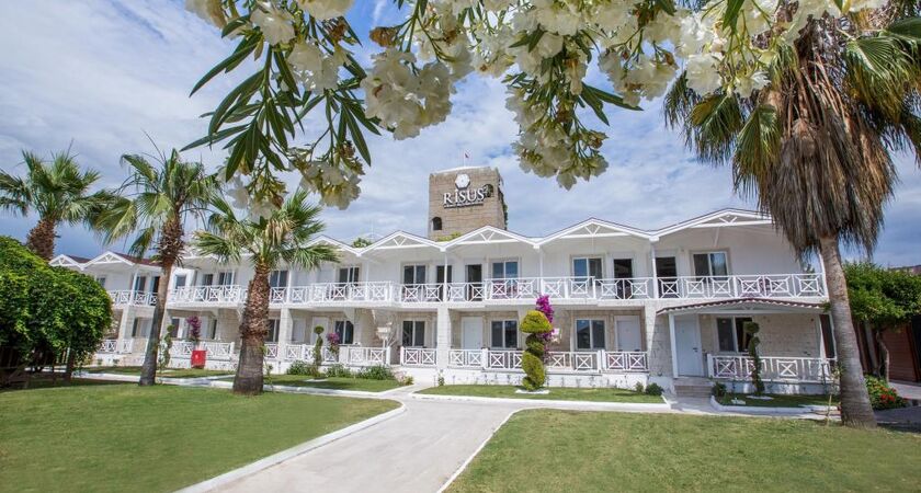 Risus Aqua Beach Resort Hotel