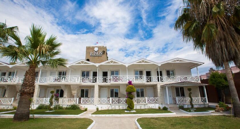 Risus Aqua Beach Resort Hotel