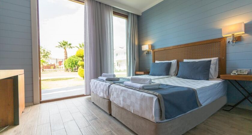 Risus Aqua Beach Resort Hotel
