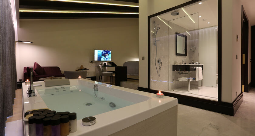 Charisma De Luxe Hotel