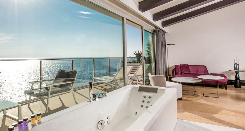 Charisma De Luxe Hotel