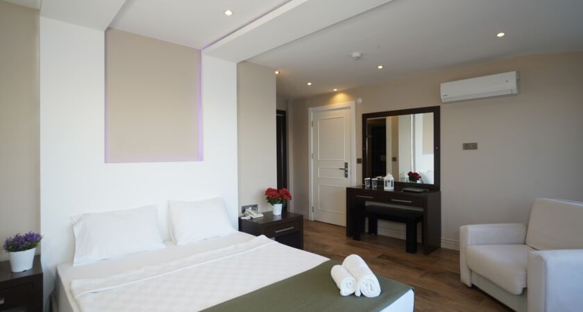 Aurasia Seaside Hotel