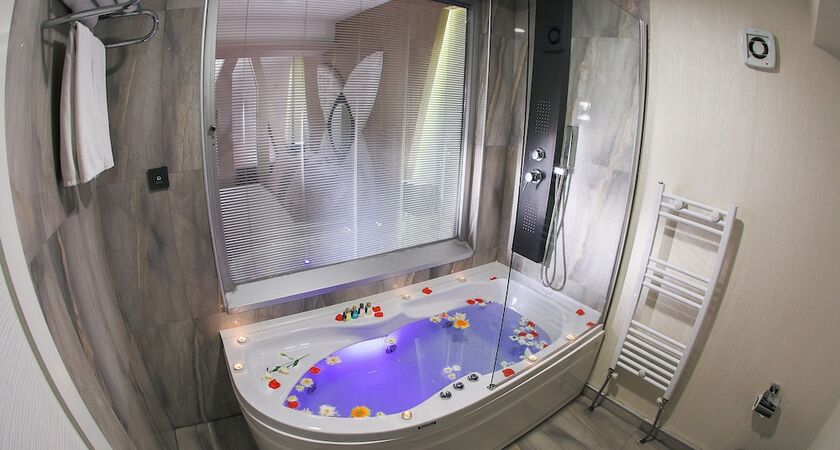 Demonti Otel