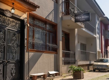 Old Town Deluxe Flats