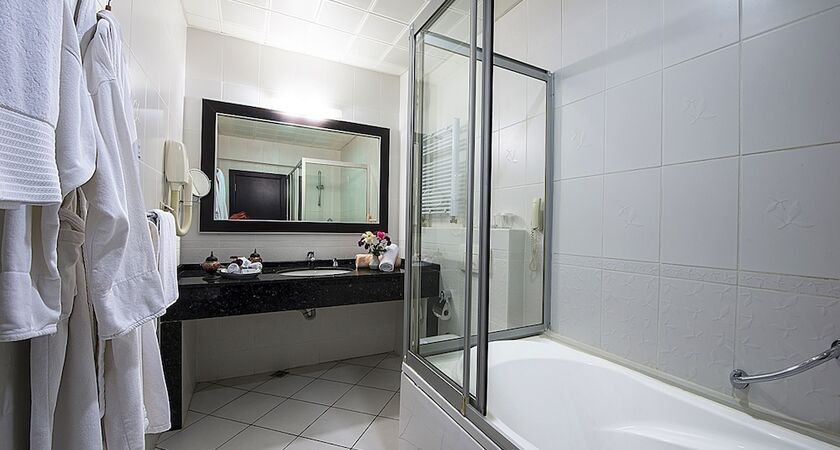 Iris Otel