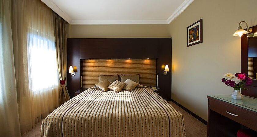 Iris Otel