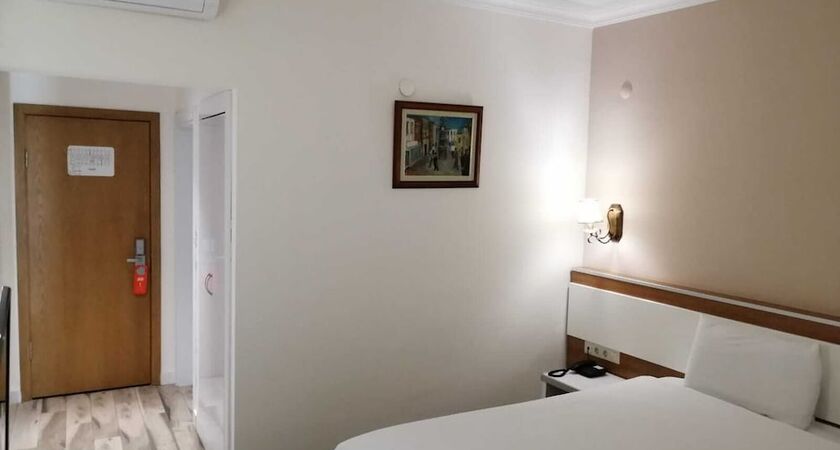 Iris Otel
