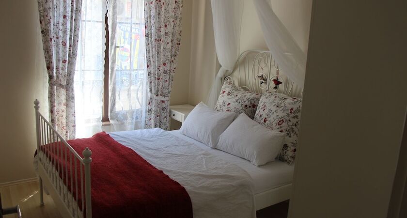 Kinzi House